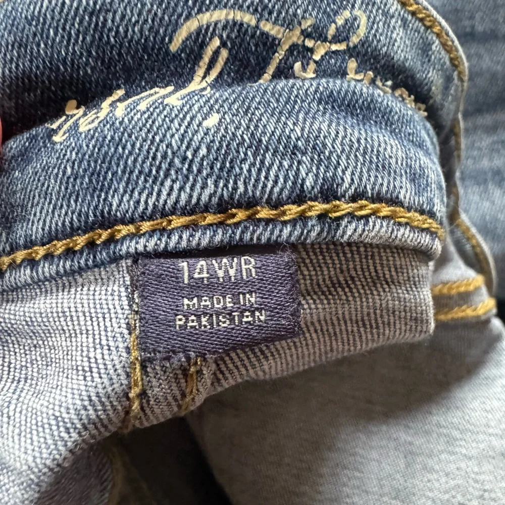 Universal Threads lightly distressed‎ cuffed Bermuda short. Sz 14WR